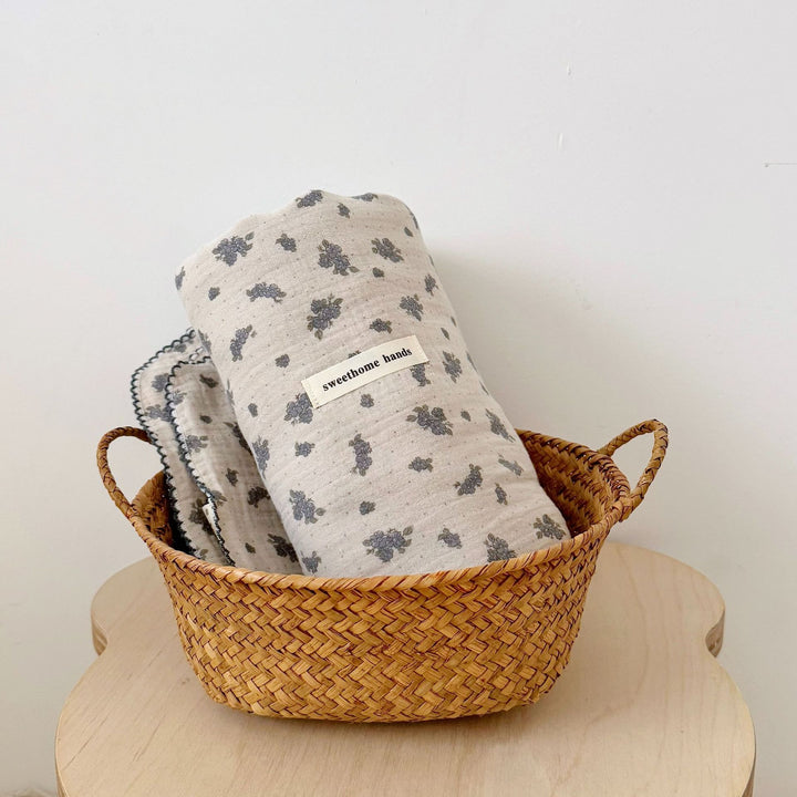 Unisex Musselinteppe med delikat blomsterdesign og elegante volanger Skanto