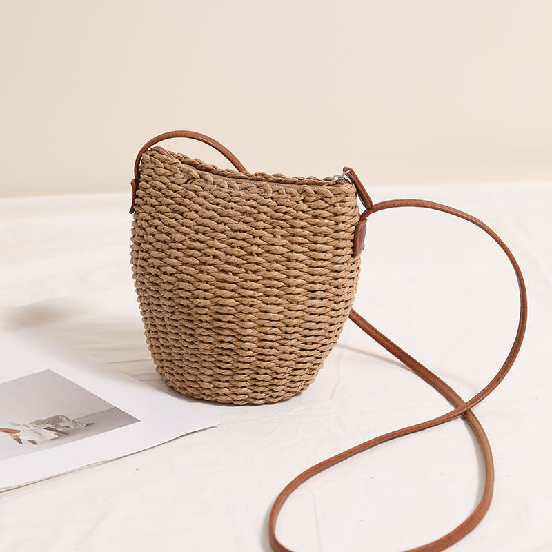 Handmade shoulder bag in natural material Skanto