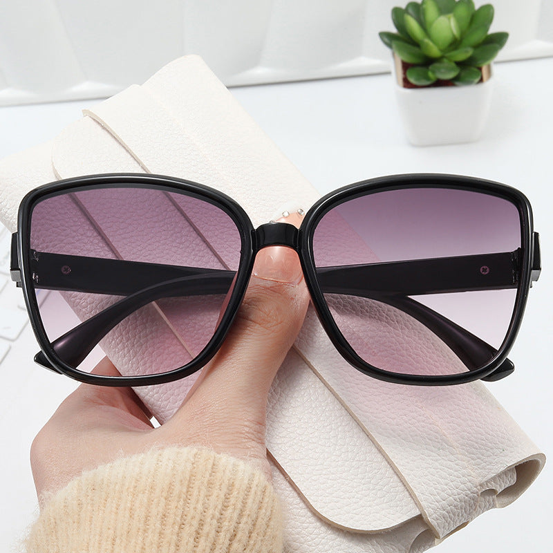 Dame elegante oversized solbriller i moderne design Skanto