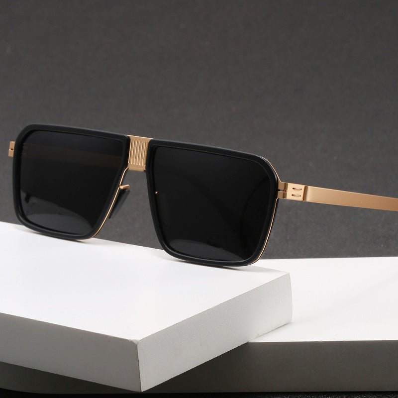 Dame moteriktig solbrille i moderne, firkantet design Skanto