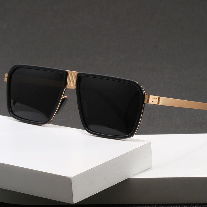 Dame moteriktig solbrille i moderne, firkantet design Skanto