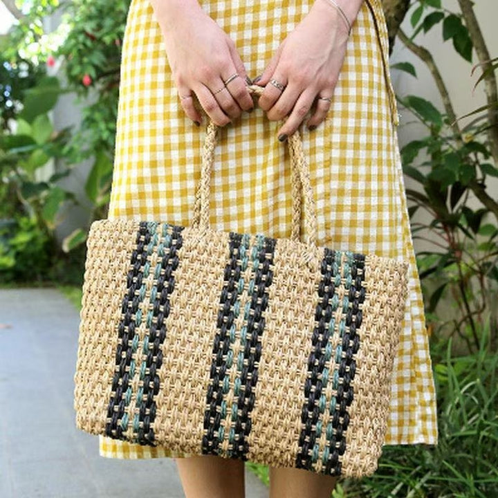 Håndlaget strandveske med fargerikt mønster Skanto