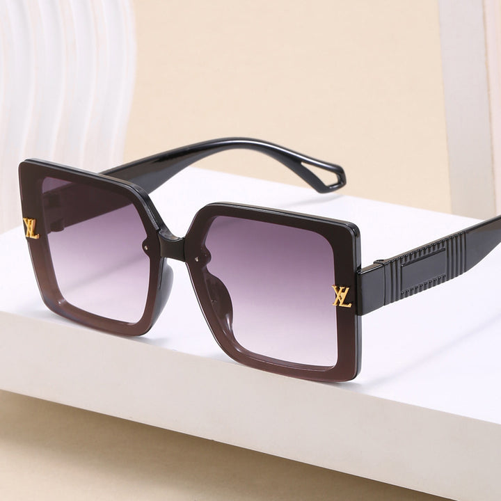 Damen moteriktig firkantet solbrille med elegant design Skanto