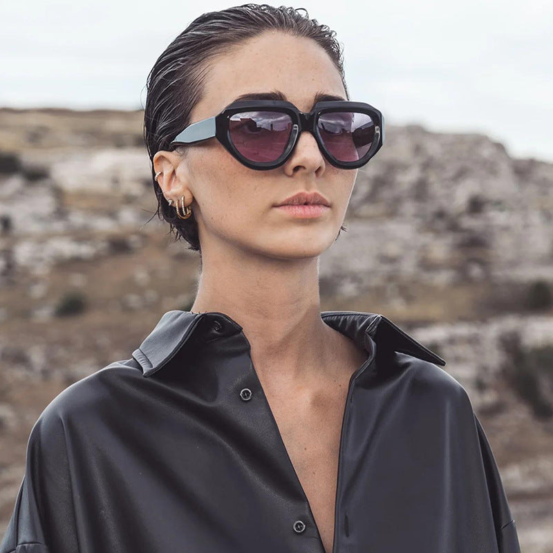 Dame cat-eye solbrille med moderne gjennomsiktig ramme og UV-beskyttelse Skanto