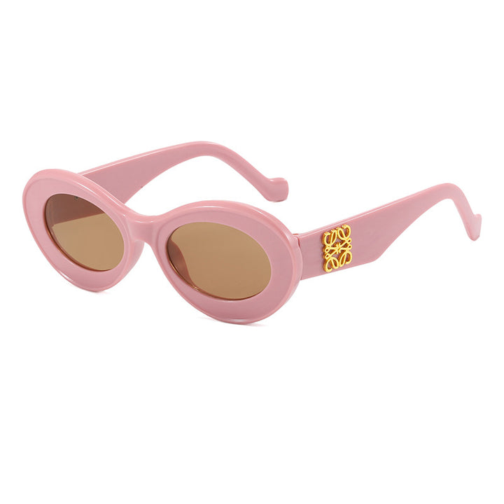Dame moteriktig solbrille med oval ramme og gullapplikasjoner Skanto