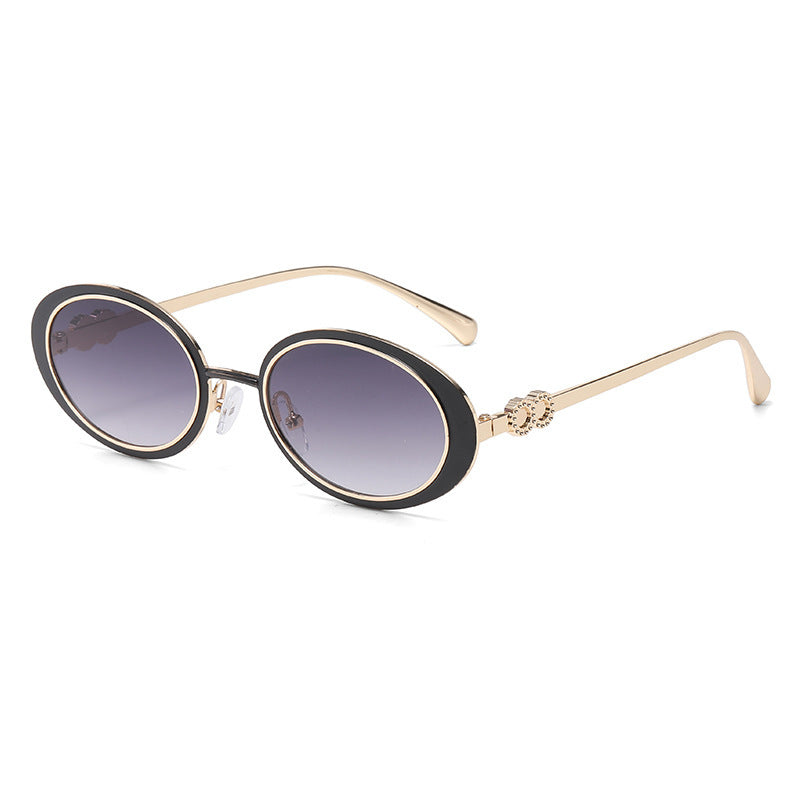 Dame moteriktig solbrille med stilfullt oseanisk design Skanto