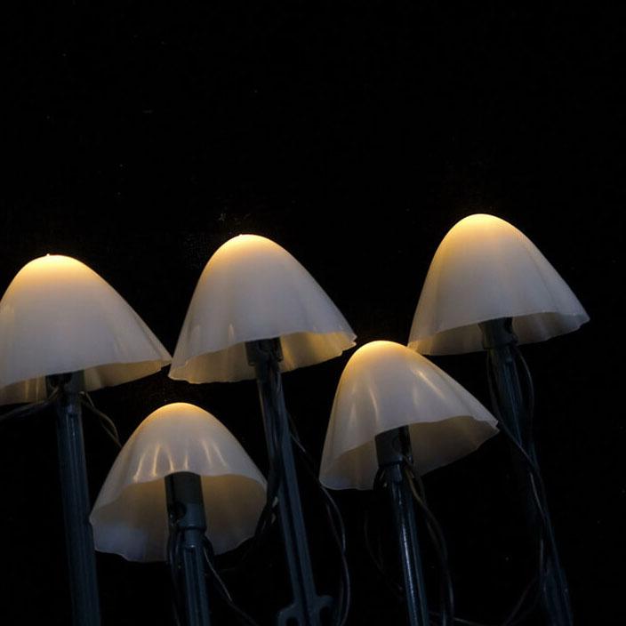 Moderne, kreative LED-lyslenker i soppform laget av plast til terrassen