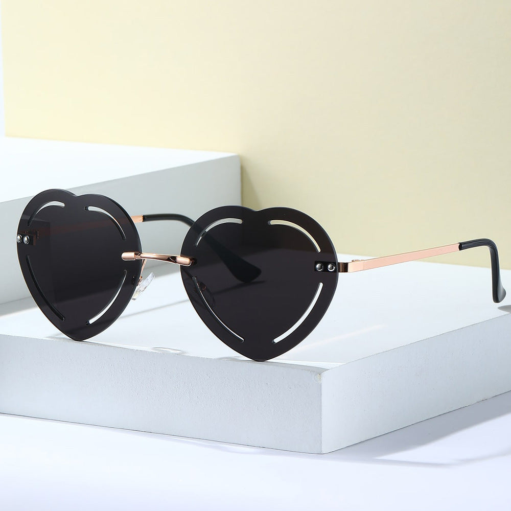 Damer hjerteformet solbrille med stilfull metallramme Skanto