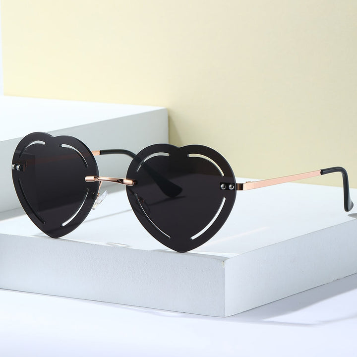 Damer hjerteformet solbrille med stilfull metallramme Skanto