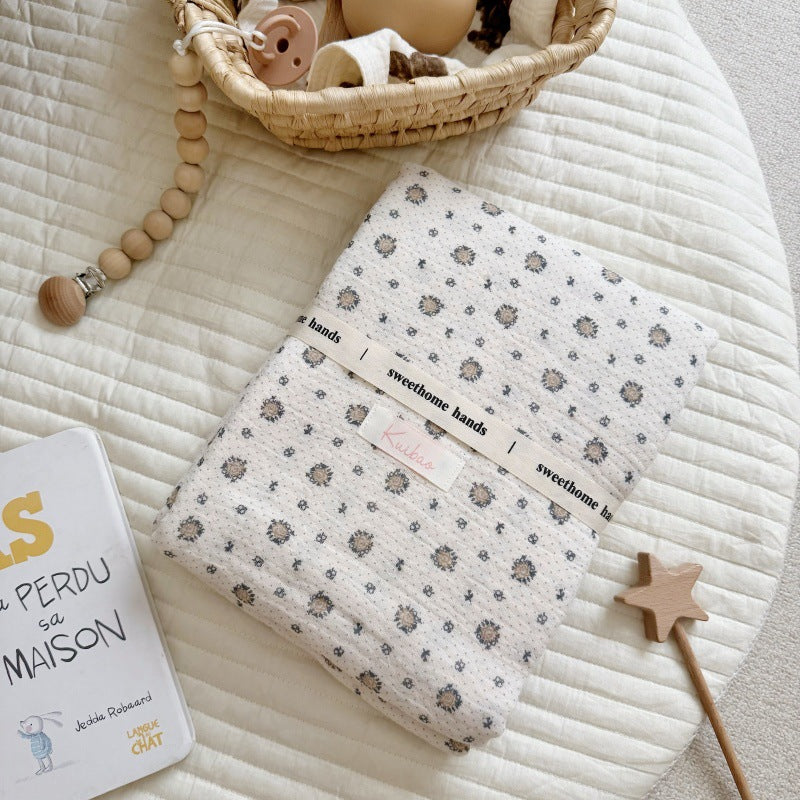 Unisex Musselinteppe med delikat blomsterdesign og elegante volanger Skanto
