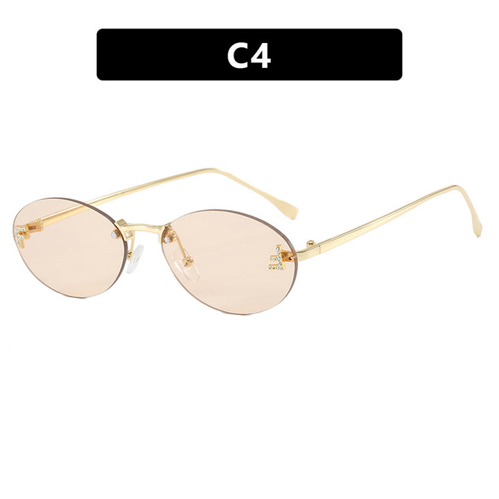 Dame moteriktig solbrille med elegant, speilreflekterende glassfront og filigran metallramme Skanto