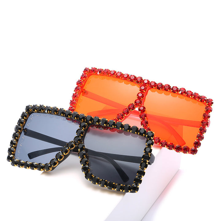 Dame moteriktig solbrille med strassdekorsjon Skanto