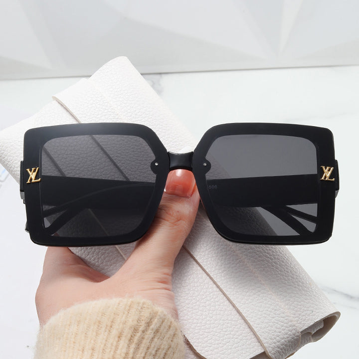 Damen moteriktig firkantet solbrille med elegant design Skanto