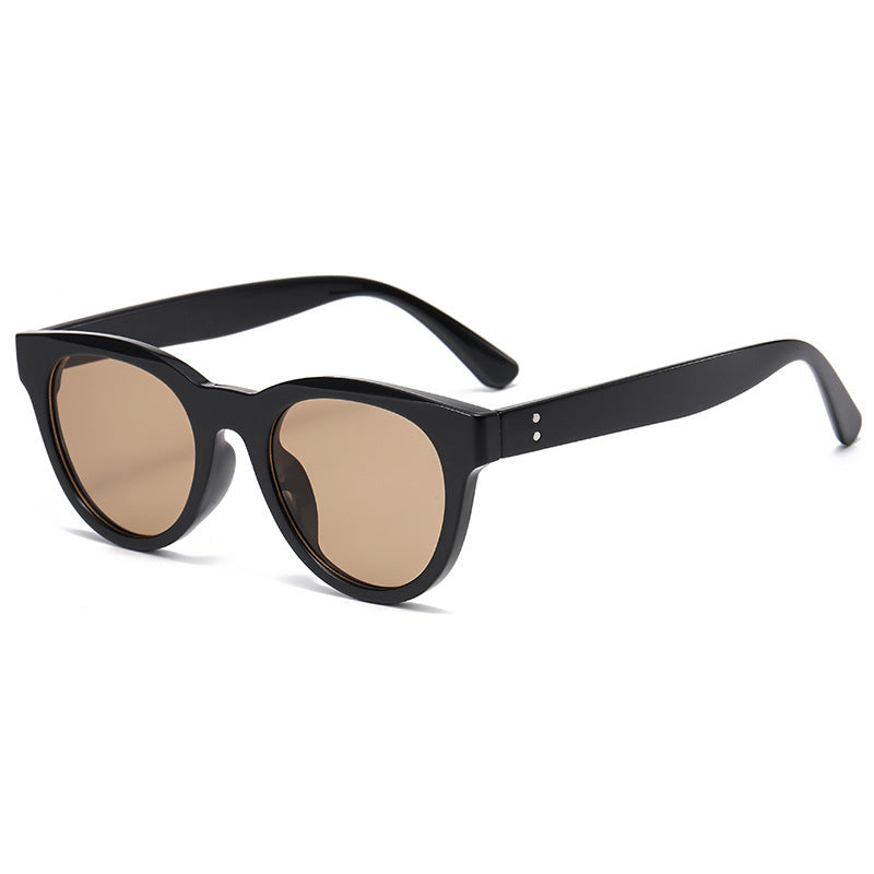 Dame Modiske Oversized-solbriller i en elegant, buet design Skanto