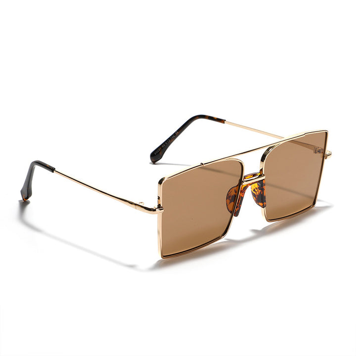 Dame elegant kvadratisk solbrille med moteriktige aksenter Skanto