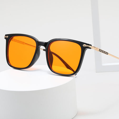 Dame moteriktig solbrille med elegant ramme og kontrasterende glass Skanto