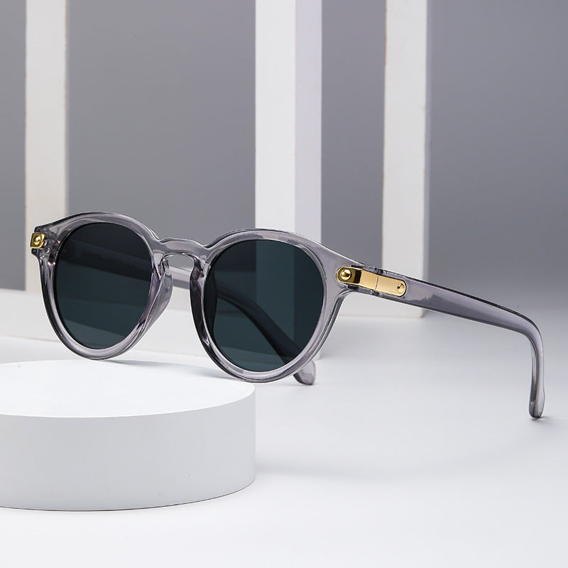 Dame moteriktig solbrille med transparent ramme og robuste glass Skanto