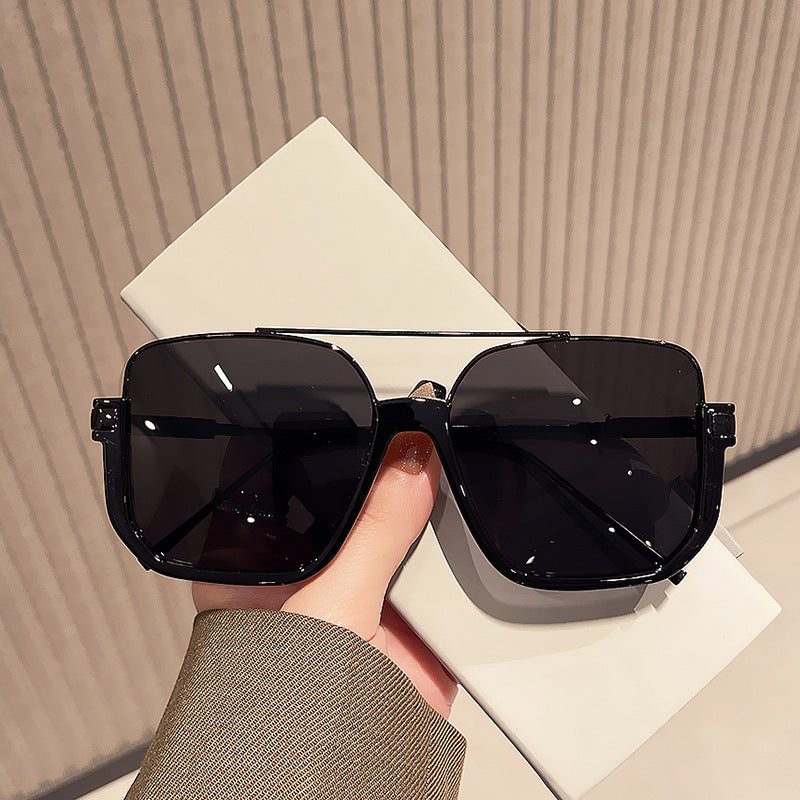 Dame oversized solbriller med elegant, kvadratisk ramme Skanto