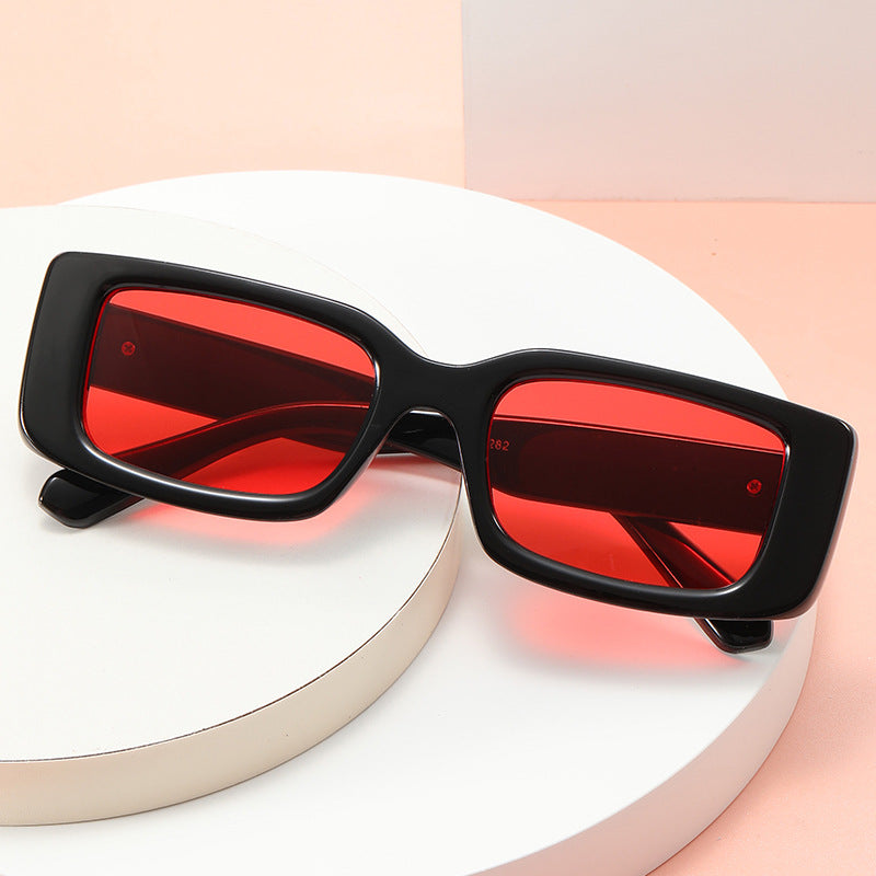 Dame Motek Solbrille med markant design Skanto