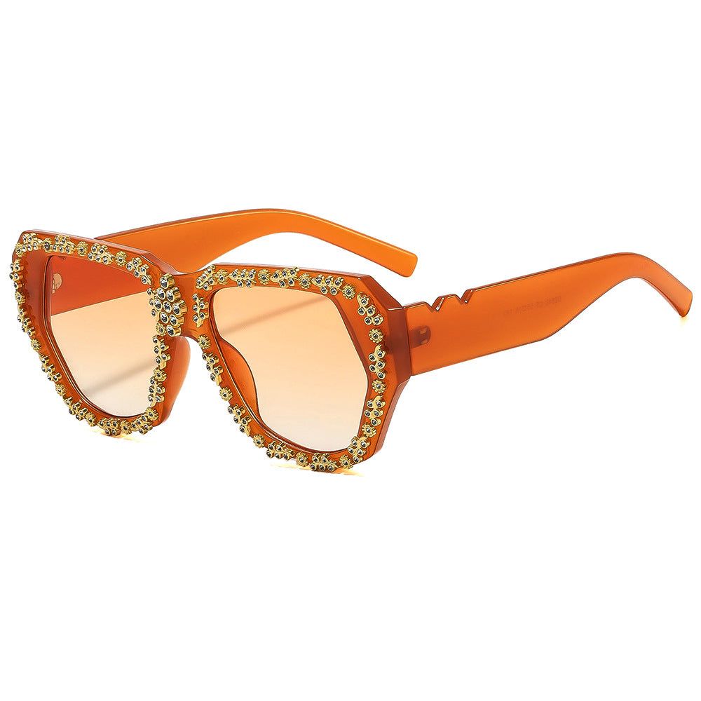 Dame modische solbrille med opulent krystallramme Skanto