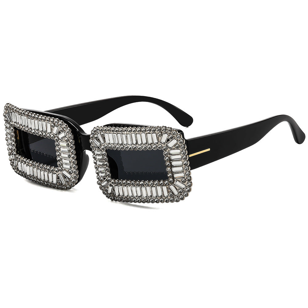 Dame Designer-solbrille med ekstravagante nagledekorasjoner Skanto