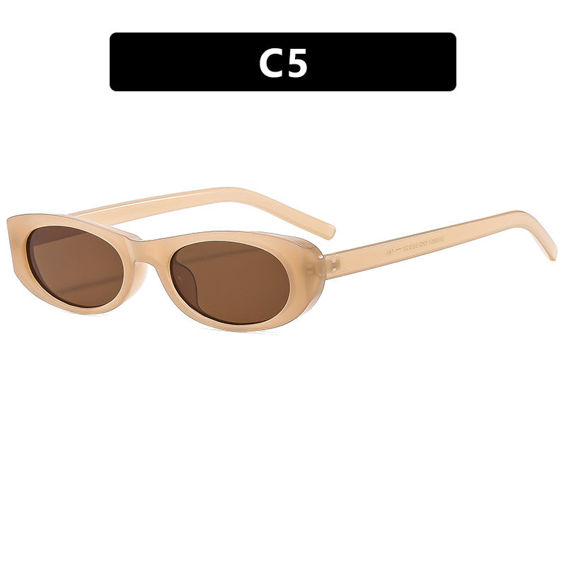 Dame moteriktig solbrille i elegant oval ramme Skanto