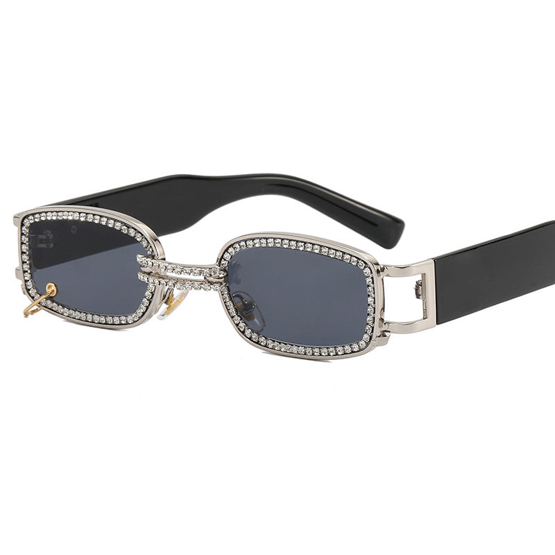 Dame moteriktig solbrille med glitrende krystalramme Skanto
