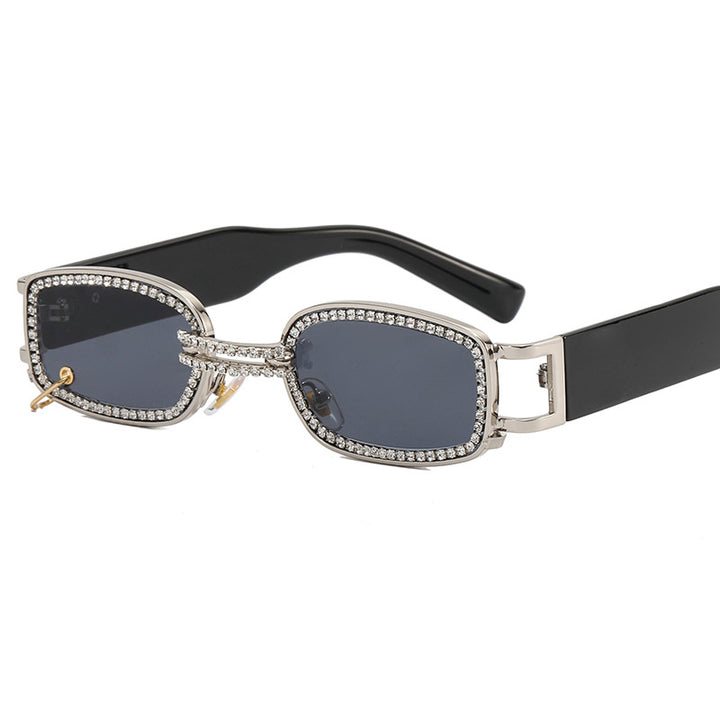 Dame moteriktig solbrille med glitrende krystalramme Skanto