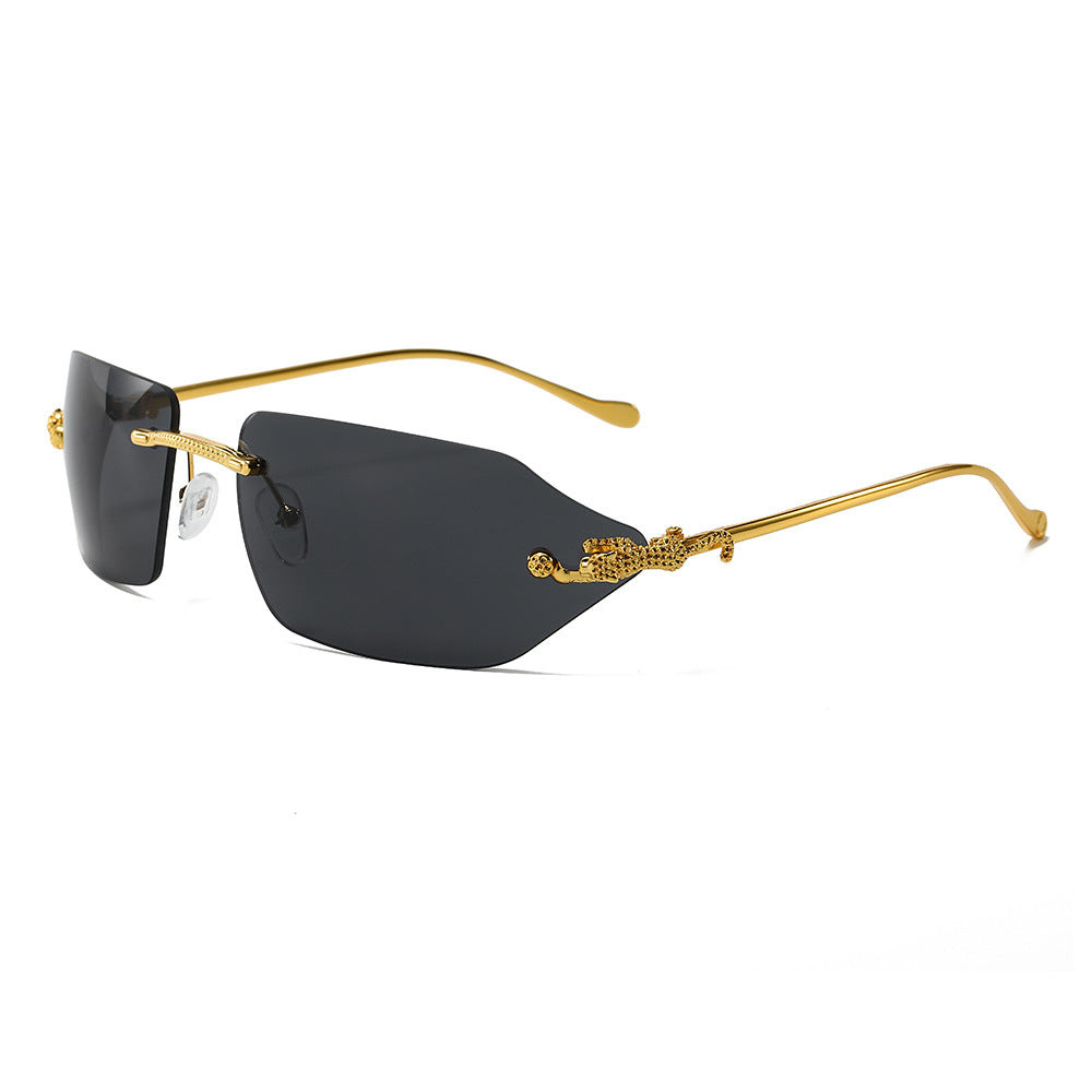 Dame Motefull solbrille med elegant ramme og eksklusive detaljer Skanto