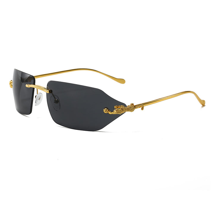 Dame Motefull solbrille med elegant ramme og eksklusive detaljer Skanto