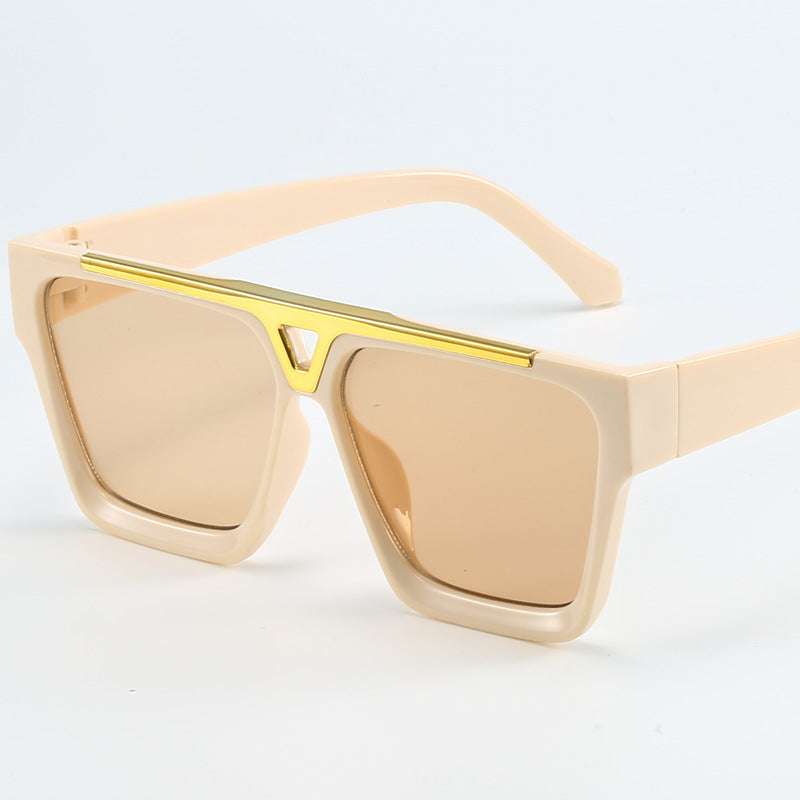 Dame moterik oversized solbrille med stilige gullaccent Skanto