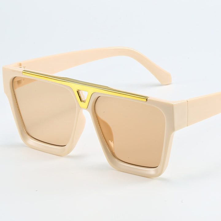 Dame moterik oversized solbrille med stilige gullaccent Skanto