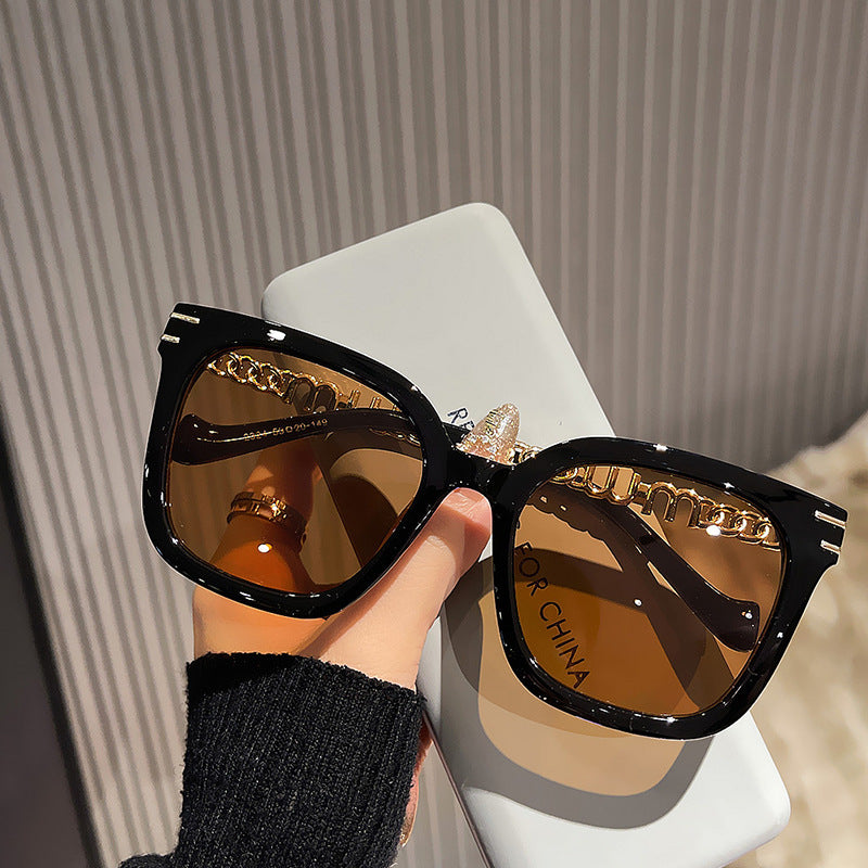 Women's trendy square sunglasses with elegant frame and stylish gold accent Skanto