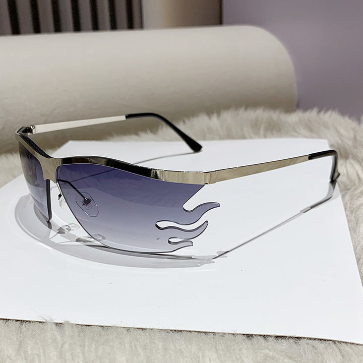 Dame futuristisk solbrille med markant design Skanto