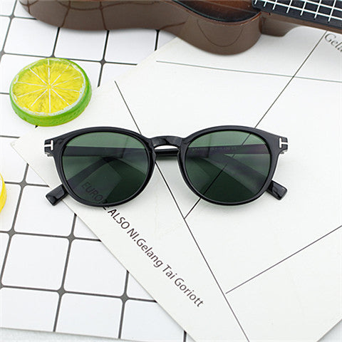 Dame moterik rund solbrille med elegant plastramme Skanto