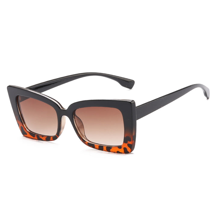Dame moteriktig solbrille med bred ramme og markant design Skanto