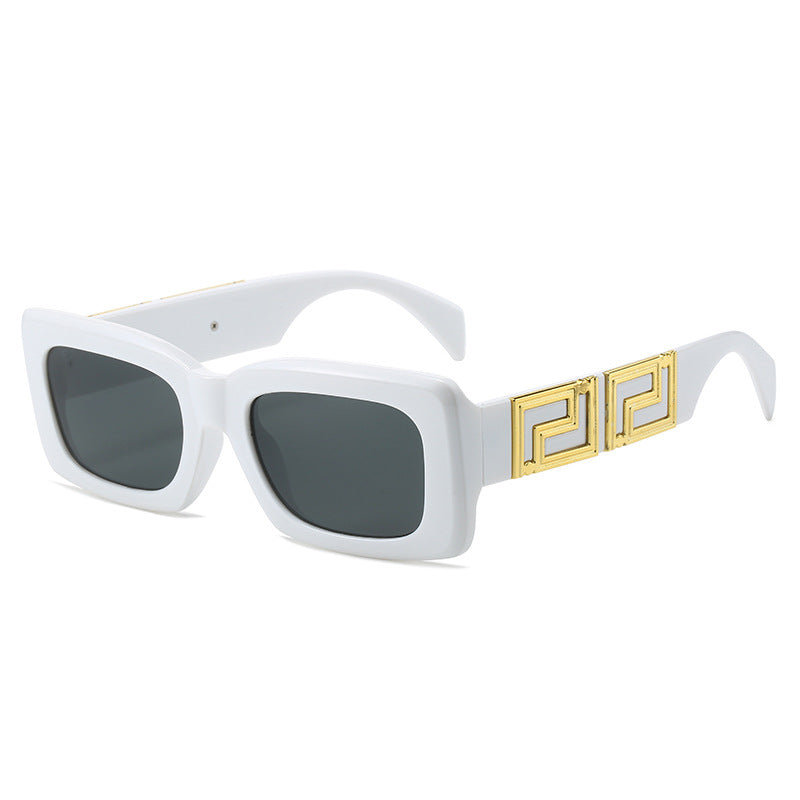 Damer elegant firkantet solbrille med luksuriøs gullaccent Skanto