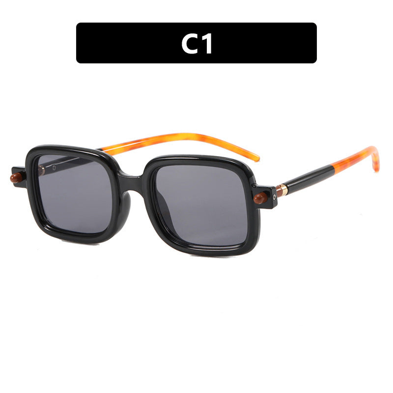 Dame firkantet solbrille med trendy ramme og komfortabel passform Skanto