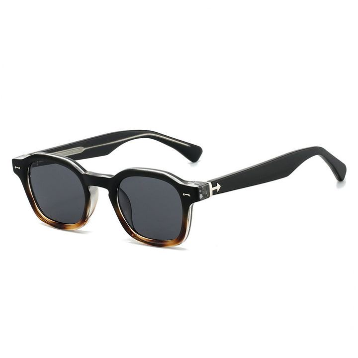 Dame moteriktig solbrille i unikt, kvadratisk design Skanto