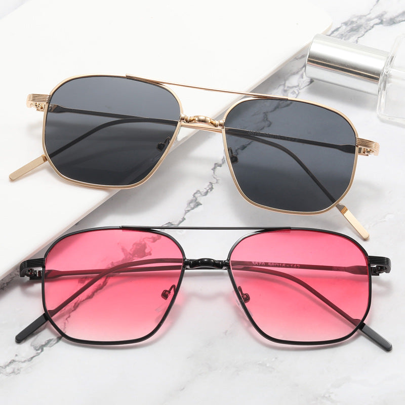 Dame moteriktig geometrisk brille med elegant metallramme Skanto