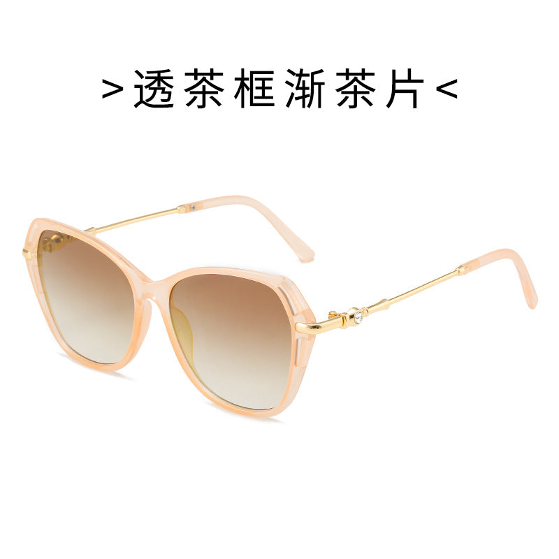Dame moter Cat-Eye solbrille med elegant metallramme Skanto