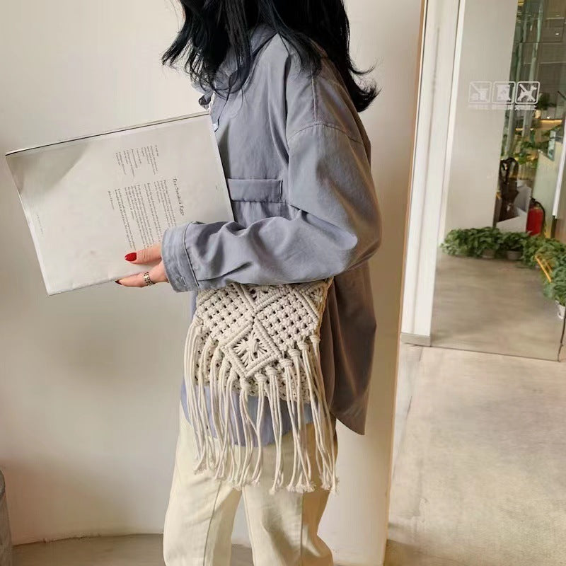 Hand-knotted macrame shoulder bag with fringe Skanto