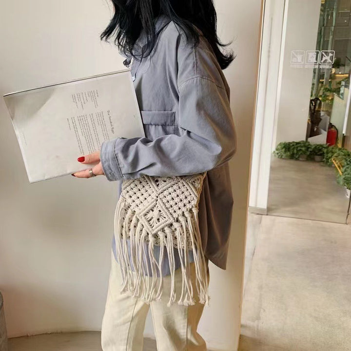 Hand-knotted macrame shoulder bag with fringe Skanto