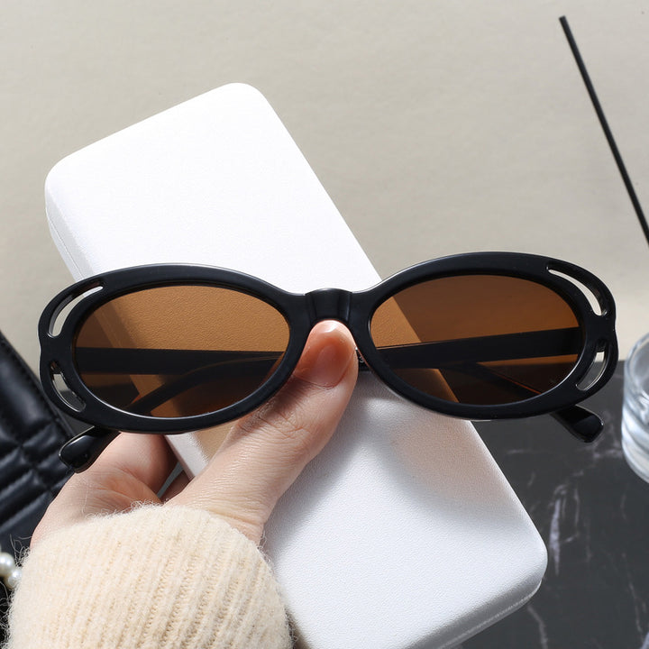 Damen modische solbrille med oval ramme og unikt design Skanto