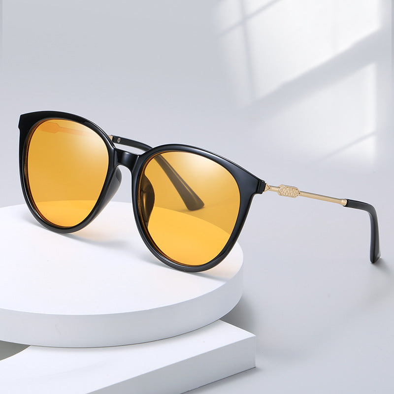 Dame Moderne Cat-Eye Solbriller med speilende glass Skanto