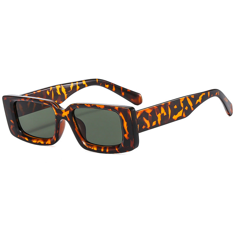Dame moteriktig solbrille med trendy gjennomsiktig ramme og sporty design Skanto