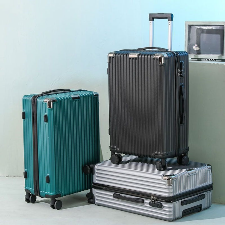 Hardsided suitcase with 360-degree rolling system and integrated safety feature Skanto