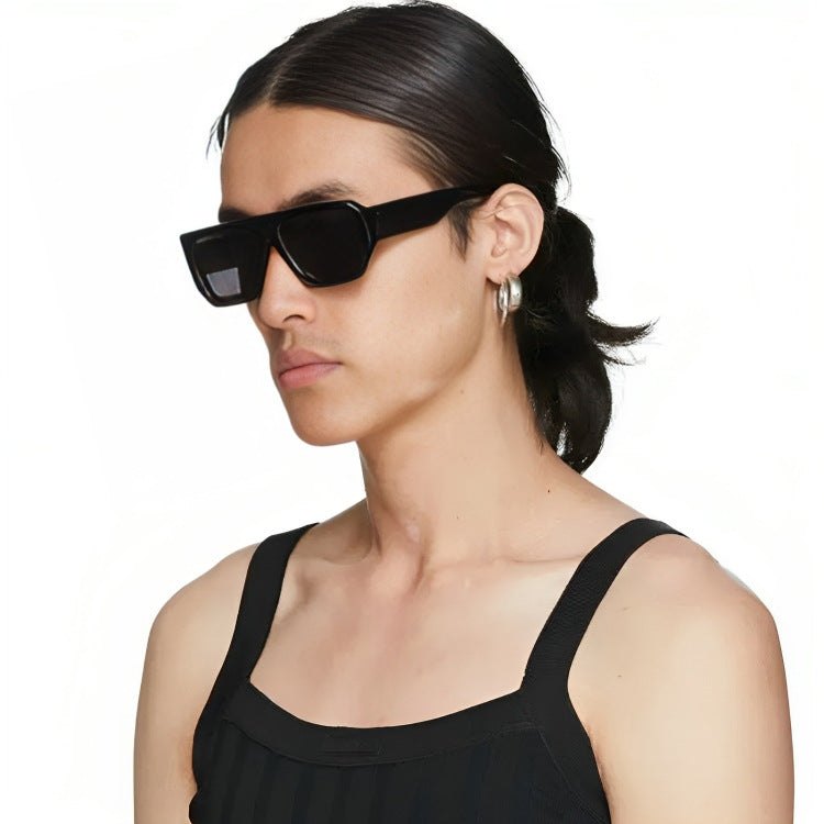 Dame moteriktig solbrille i iøynefallende geometrisk design Skanto