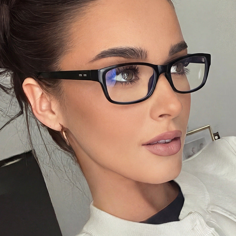 Dame solbrille i moderne, kantete design Skanto