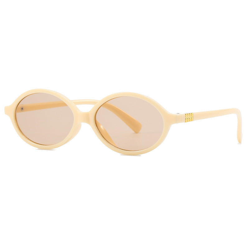 Dame moteriktig solbrille med oval ramme og gyldne detaljer Skanto